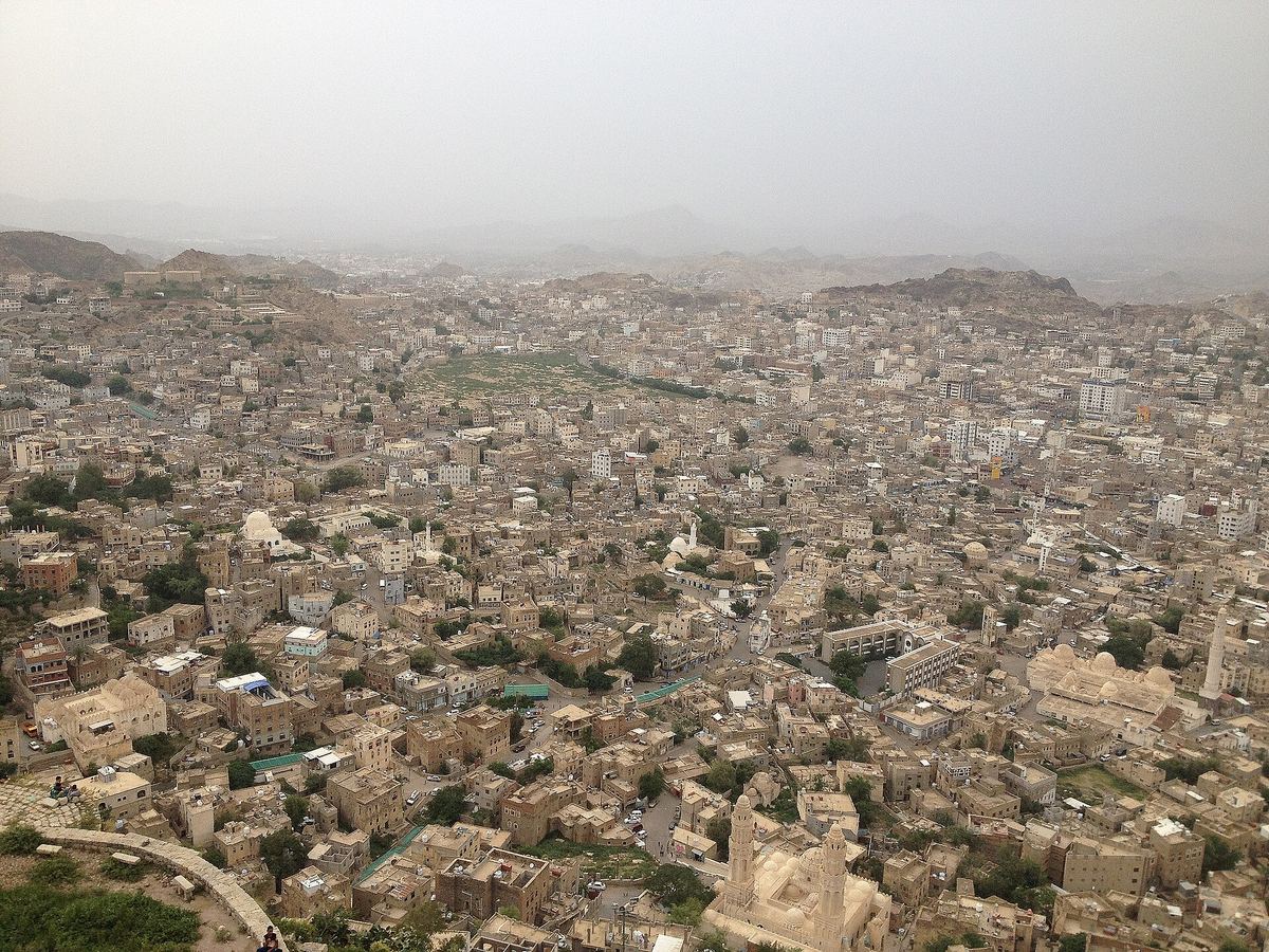 Taïz vue de la citadelle d'Al-Qahira, en 2014, avant la guerre. Photo : SharabSalam, Wikimedia Commons, CC BY-SA 4.0